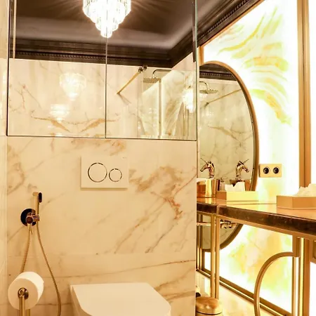 Golden Flamingo Apartment